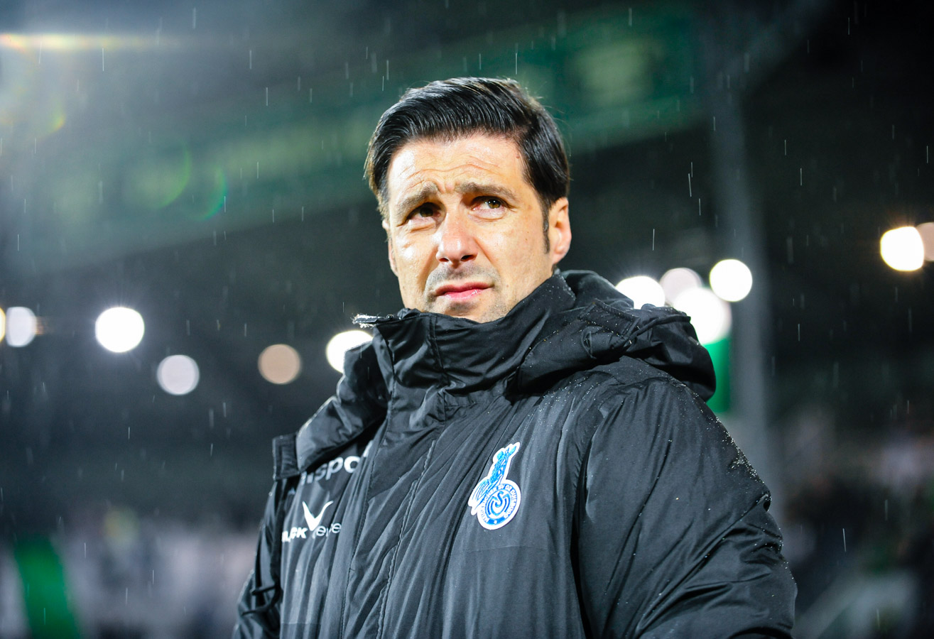 Trainer Ilia Gruev (MSV Duisburg) blickt vor dem Spiel auf das Spielfeld. Foto: Matthias Merz/Eibner-Pressefoto