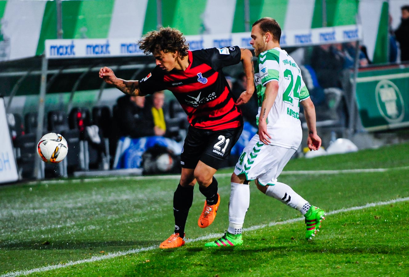 Rolf Feltscher (MSV Duisburg / links) im Zweikampf mit Maurice Hirsch (SpVgg Greuther Fuerth / rechts). Foto: Matthias Merz/Eibner-Pressefoto
