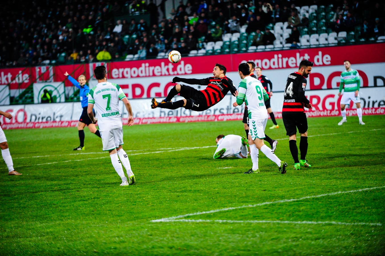 Tomané (MSV Duisburg) links beim Seitfallzieher. Foto: Matthias Merz/Eibner-Pressefoto