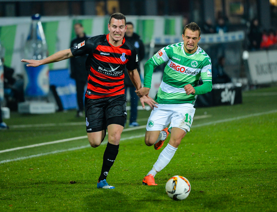 Thomas Bröker (MSV Duisburg / links) im Laufduell mit Veton Berisha (SpVgg Greuther Fuerth). Foto: Matthias Merz/Eibner-Pressefoto