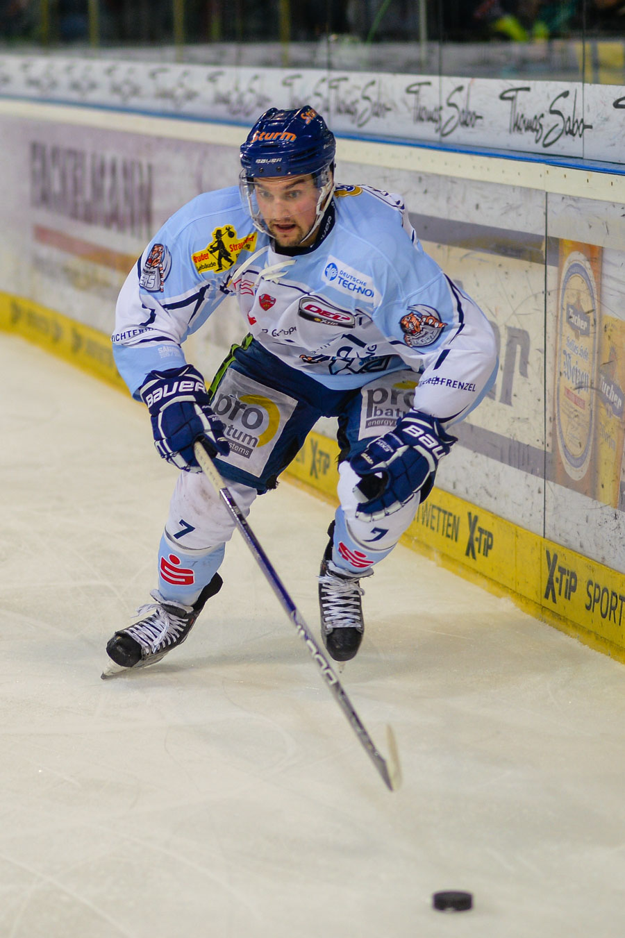Colton Jobke (Straubing Tigers) am Puck. Foto: Matthias Merz/Eibner-Pressefoto