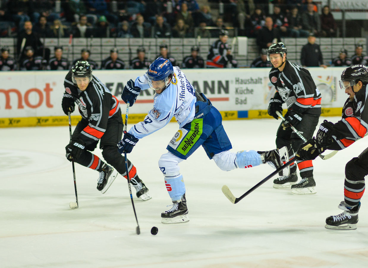 Thomas Brandl (Straubing Tigers / Zweiter von links) beim Torschuss. Mit im Bild (v.l.n.r.): David Printz (Nuernberg Ice Tigers), Steven Reinprecht (Nuernberg Ice Tigers) und Marco Nowack (Nuernberg Ice Tigers). Foto: Matthias Merz/Eibner-Pressefoto